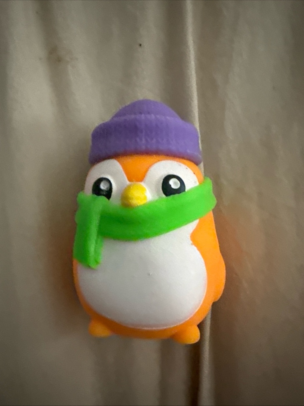 Needoh polar glow penguin -box turn on top
